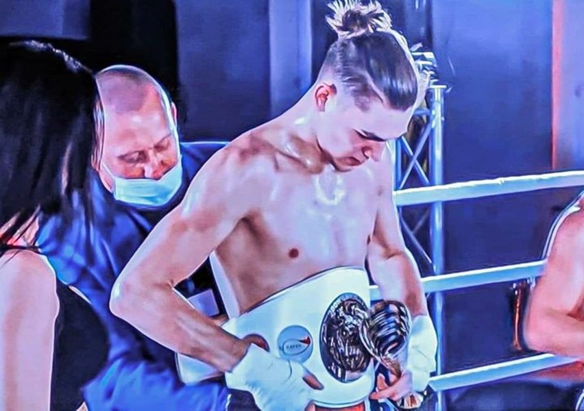 Kickoboxing. Dawid Siek ze Sportów Walki Piła wywalczył pas zawodowego mistrza Polski!