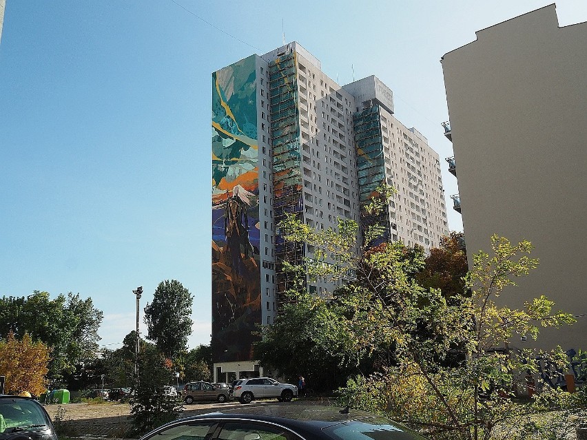 Mural z Wiedźminem powstaje w Łodzi na bloku Manhattanu. Już jest prawie gotowy ZDJĘCIA