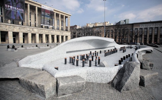 Fontanna na placu Dąbrowskiego jest pusta