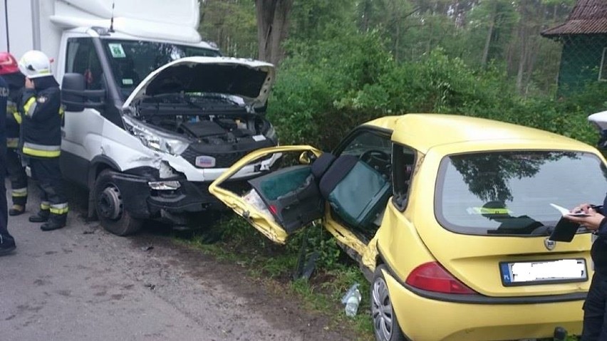 Wypadek w Smardzewicach: Iveco zderzyło się z lancią, jedna osoba ranna [ZDJĘCIA]