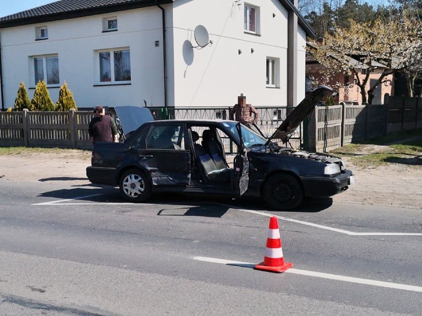 Zderzenie dwóch aut na ul. Uniejowskiej w Sieradzu (zdjęcia)