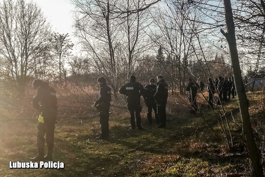 Oprócz prokuratora, dużej ilości policjantów na miejscu...