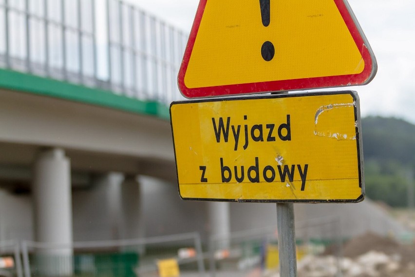 Obwodnica Wałbrzycha. Już jest gotowa estakada nad ulicą Wyszyńskiego. Trwają prace wykończeniowe (ZDJĘCIA)