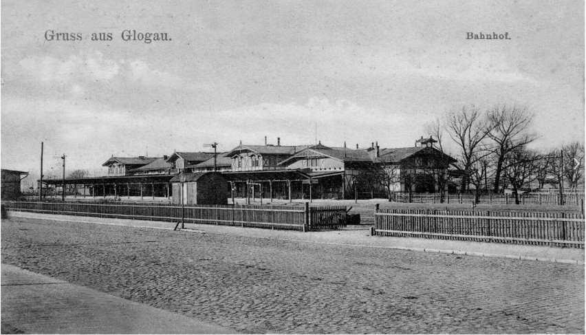 Lata 1898-1899.  Zdjęcie stacji kolejowej w Głogowie na...