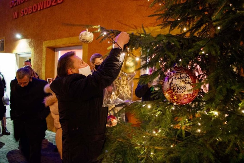 Choinka zabłysła przed budynkiem OSP Sobowidz. Ozdobili ją mieszkańcy i goście  |ZDJĘCIA