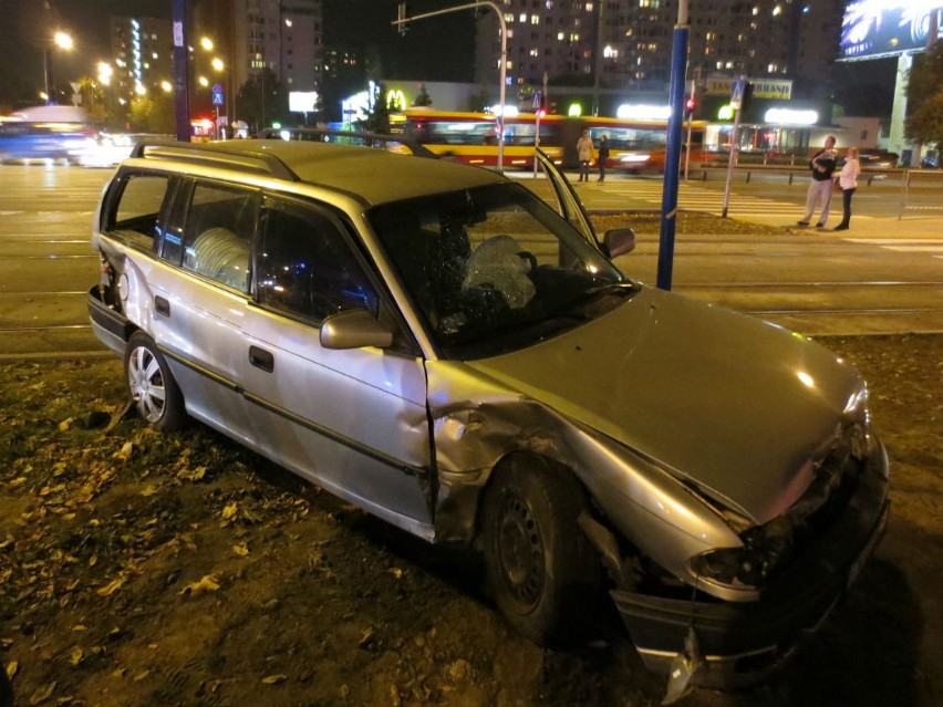 Wypadek porsche i opla na Puławskiej. Dwie osoby w szpitalu [ZDJĘCIA]