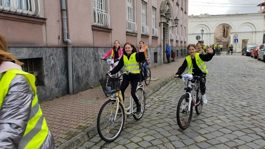 Uczniowie na rowerach w Strzelcach Opolskich.