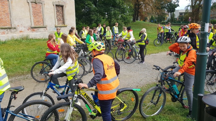 Uczniowie na rowerach w Strzelcach Opolskich.