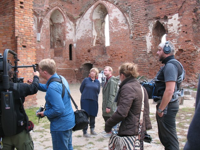 Bohaterką odcinka realizowanego w Radzyniu Chełmińskim jest Ewa Szykulska, która w serialu „Samochodzik i templariusze” grała Karen. Program prowadzi Rafał Zawierucha (oboje w centrum kadru)