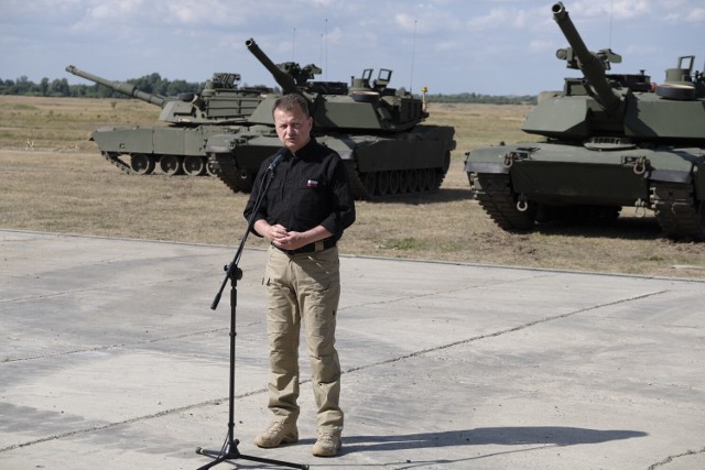 Szkolenie polskich czołgistów na amerykańskich czołgach Abrams, rozpoczęło się już oficjalnie w Poznaniu, w Centrum Szkolenia Wojsk Lądowych. W środę, 10 sierpnia zainaugurował je Mariusz Błaszczak, minister obrony narodowej. 

Kolejne zdjęcie --->