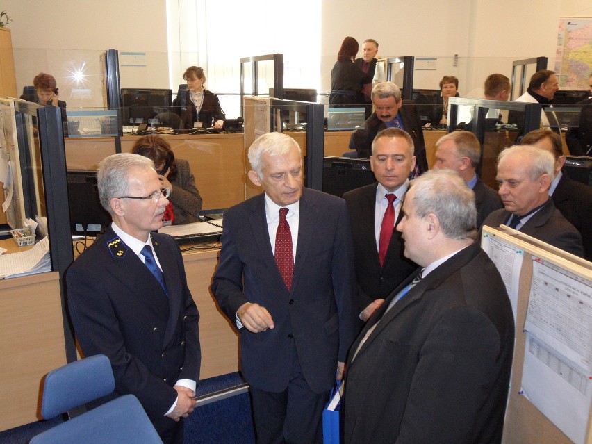 Prof. Jerzy Buzek także zwiedzał nowa dyspozyturę w...