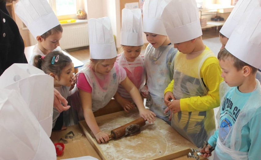 Wolsztyn: dzieci z przedszkola w Przemęcie z pomocą urzędników piekły pierniki