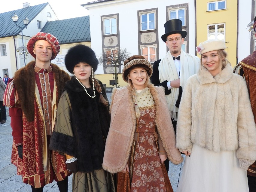 Rynek Kościuszki. Studniówka Miejska 2020. Pierwszy polonez...