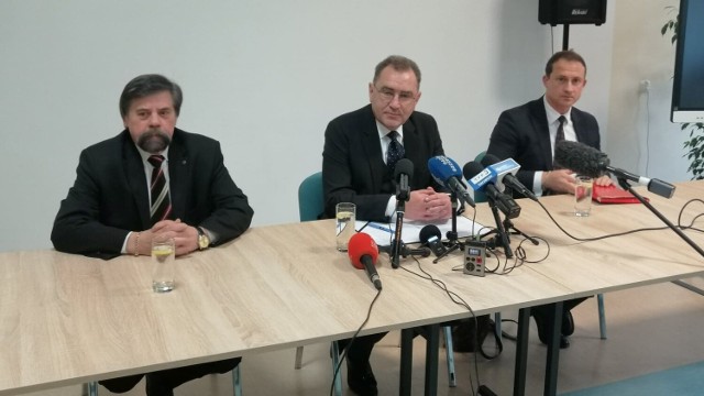 Od lewej: mec. Wiesław Breliński, starosta Tomasz Tamborski i mec. Marcin Breliński