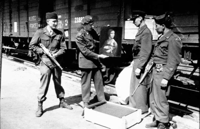 30 kwietnia. 1946 roku. Karol Estreicher w otoczeniu amerykańskich żołnierzy prezentuje na dworcu w Krakowie przywiezioną "Damę z gronostajem".