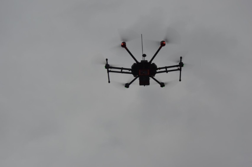 Dron straży miejskiej sprawdza między innymi powietrze w Pabianicach