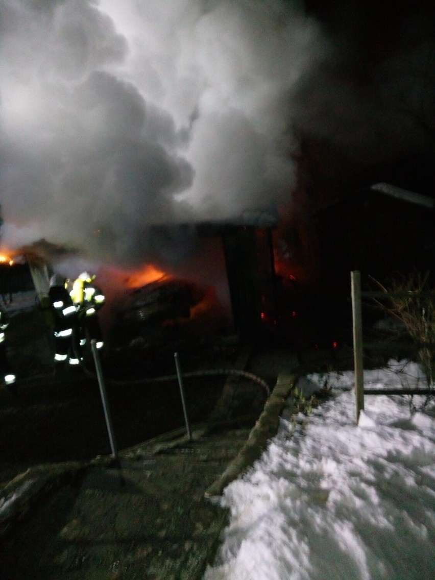 W Olszanach w powiecie przemyskim strażacy gasili garaż i samochód [ZDJĘCIA]