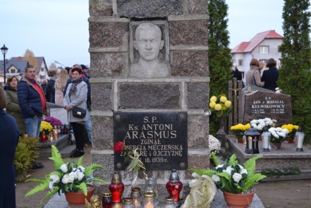 Byliśmy na cmentarzach kartuskich i w Kiełpinie. Na tym drugim spoczywa ks. Antoni Arasmus czy z najnowszej historii Jacek Wroński. W Kartuzach jest to Aleksander Majkowski czy z najnowszej historii - Franciszek Kwidziński i Hubert Hoppe.