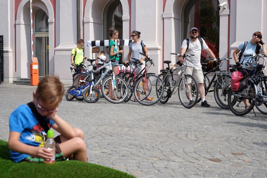 Piknik rowerowy na placu Kolegiackim w Poznaniu [ZDJĘCIA]
