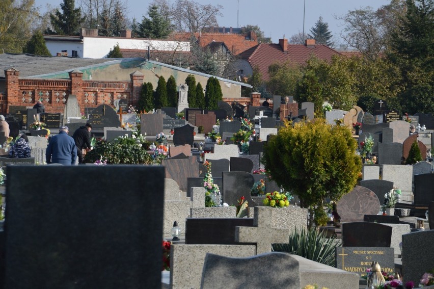 Od poniedziałku cmentarz parafialny w Rawiczu znów będzie otwarty. Prezentujemy komunikat proboszcza parafii farnej - ks. Wojciecha Prostaka