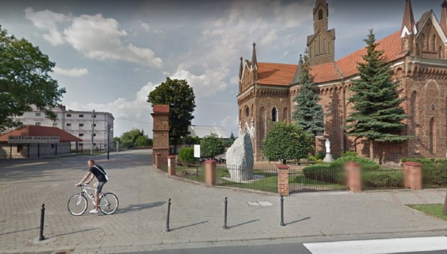 Samotny cyklista pod kościołem św. Andrzeja w Koninie-Gosławicach. To pierwszy, ale nie ostatni miłośnik dwóch kółek, który przejeżdżał pod kościołem, gdy auto Google'a robiło zdjęcia...