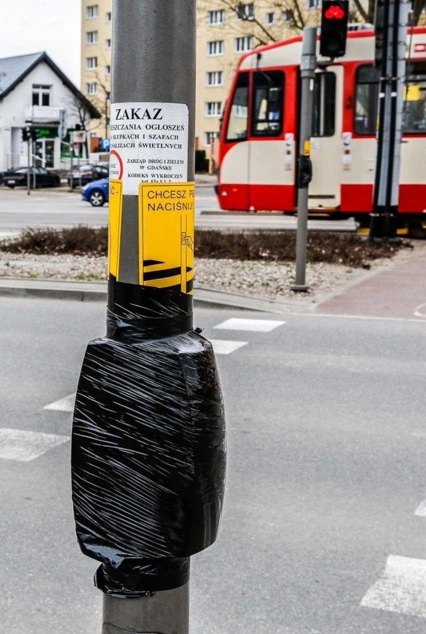 Gdańsk zakleja przyciski sygnalizacji na przejściach dla pieszych. To kolejne działanie chroniące przed koronawirusem [galeria]