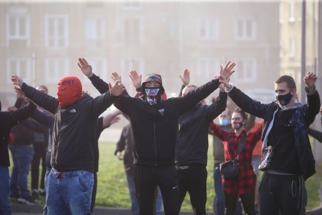 Tak wyglądały urodziny GKS Tychy pod stadionem. 


Zobacz kolejne zdjęcia. Przesuwaj zdjęcia w prawo - naciśnij strzałkę lub przycisk NASTĘPNE