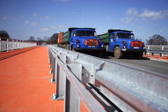 We wtorek sześć 26-tonowych ciężarówek testowało estakadę i mosty na pilskiej obwodnicy śródmiejskiej.