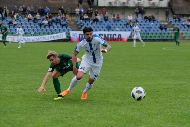 W sobotę Lech Poznań w sparingowym meczu w Opalenicy pokonał Widzew Łódź 3:0. Rywale tylko raz poważnie zagrozili Kolejorzowi. Lech Poznań całkowicie kontrolował ten mecz. Choć trener Dariusz Żuraw zmuszony był wystawić eksperymentalny skład, widać było różnicę klas, jaka dzieli oba zespoły. 

Oto pięć wniosków po pierwszym sparingu poznaniaków --->