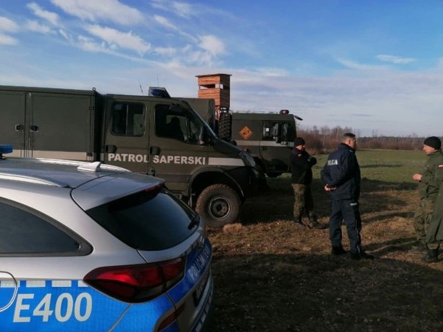 Niewypał od chwili znalezienia zabezpieczali żarscy policjanci.