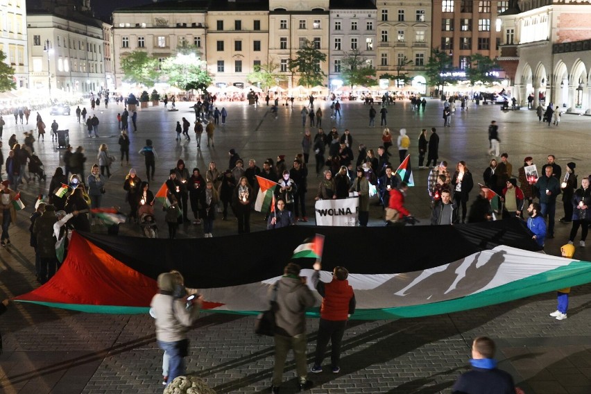 Kraków. Rozwinęli wielką palestyńską flagę na Rynku Głównym. Czuwanie dla Strefy Gazy