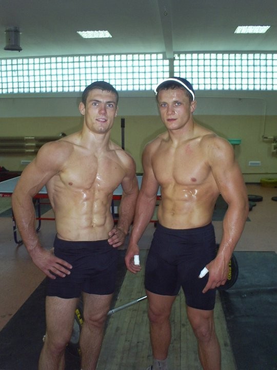 Mateusz Wanke (z lewej) potwierdza swój wielki talent.  Na MŚ w Stambule będzie walczył o olimpiadę