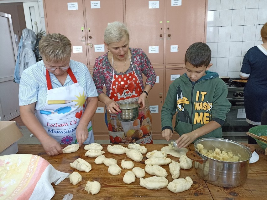 Wielkie gotowanie w Kurowie z udziałem KGW, Ukrainek i zawodowego kucharza ZDJĘCIA