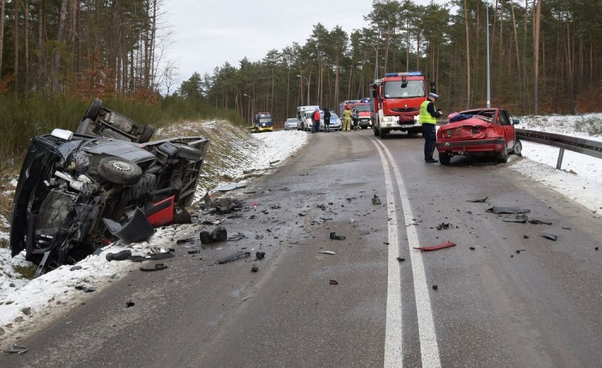 Czołowe zderzenie lawety z osobówką w Gościcinie. Ranny kierowca zabrany helikopterem do szpitala [ZDJĘCIA]