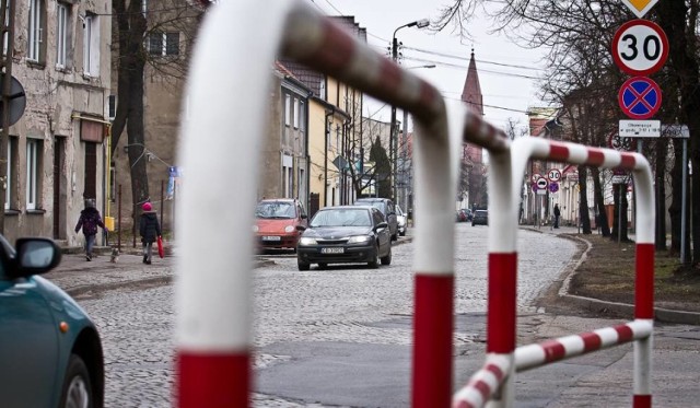 W Bydgoszczy, jak w każdym mieście, jest sporo miejsc okrytych złą sławą. Londynek, Szwederowo, Łęgnowo - niektórzy bez wahania stwierdzą, że tam lepiej nie chodzić samemu po zmroku. Oto miejsca najczęściej podawane przez bydgoszczan jako te, w których nie czują się bezpiecznie.

Stary Fordon, ul. Bydgoska


Dlaczego warto nosić odblaski? Mówi Sławek Piotrowski.

