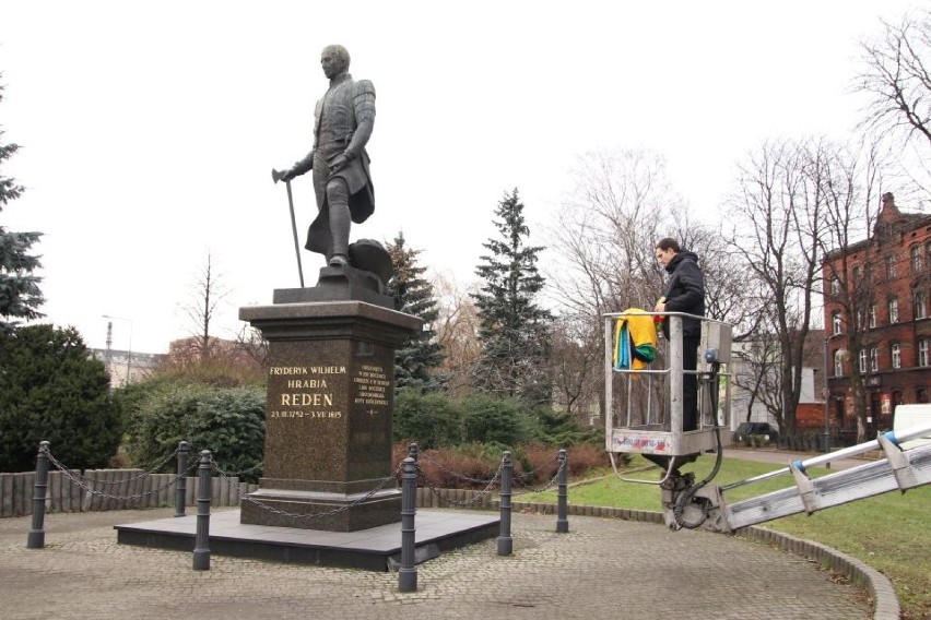 Hrabia Reden ma czapkę i szalik ZDJĘCIA