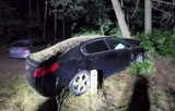 Kierowca peugeota uderzył w drzewo.