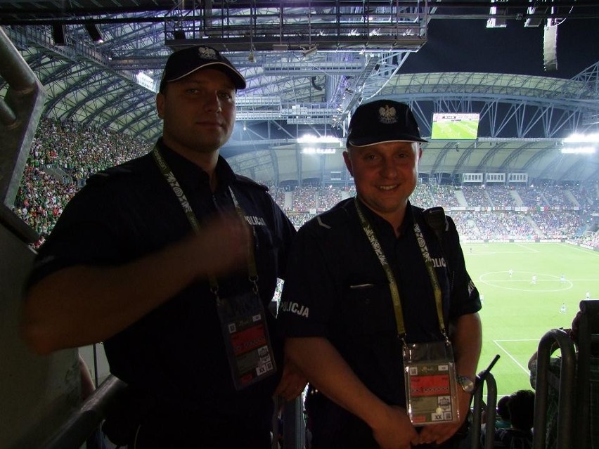 Policjanci z Kalisza podczas meczu na poznańskim stadionie.