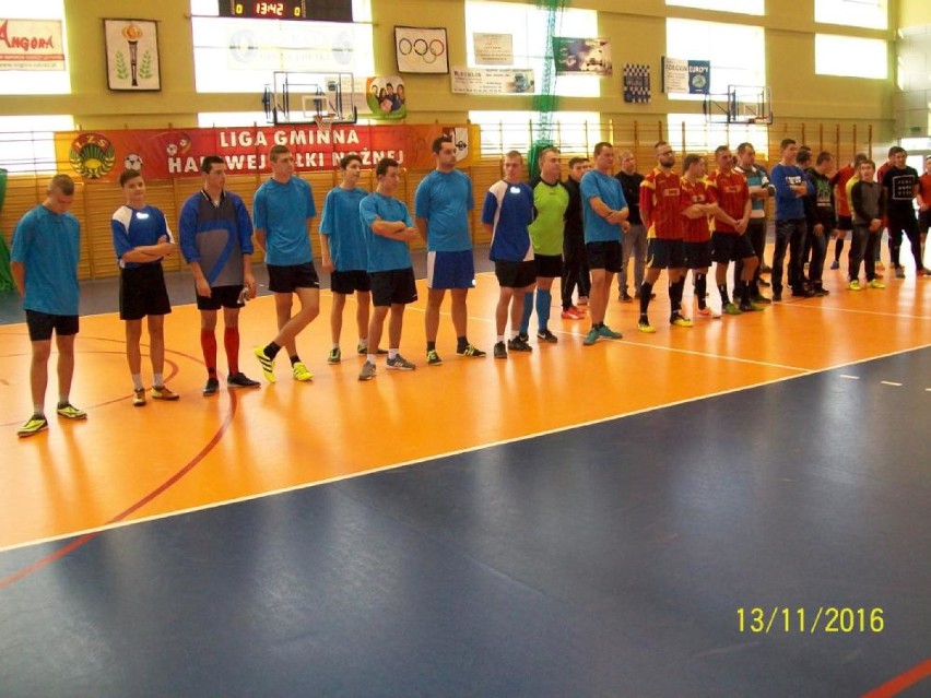 Halówka w Budzyniu - ruszyła Liga Piłki Halowej Gminy Budzyń, gra w niej 12 zespołów