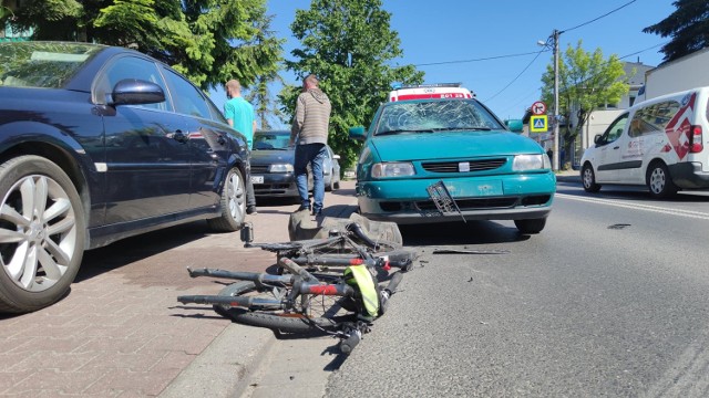 Przy mediatece w Piotrkowie doszło do potrącenia rowerzysty