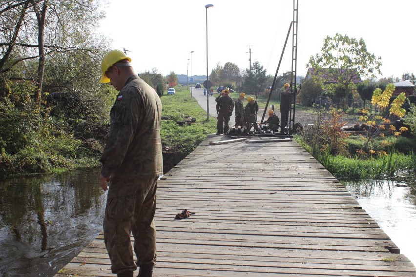 Most remontuje wojsko.