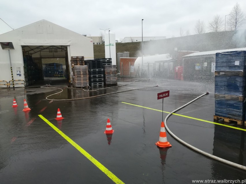 Ćwiczenia wałbrzyskich strażaków na terenie zakładu Faurecia...
