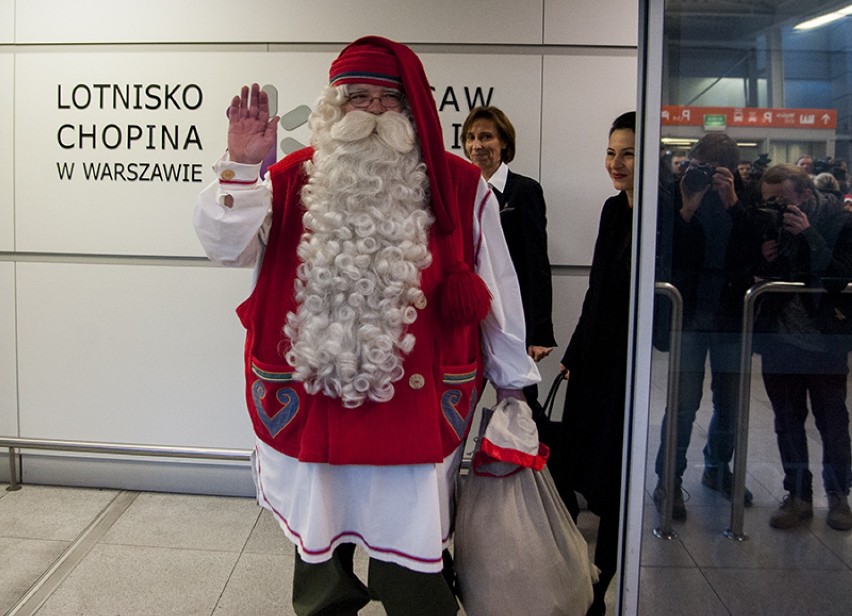 Tłum przedszkolaków powitał Świętego Mikołaja na Okęciu - 2.12.2013