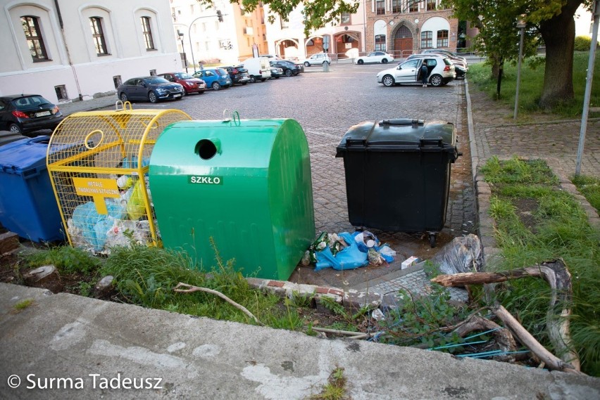 Podpatrzone w Stargardzie: nieładne widoki przy ratuszu. Nieskoszona trawa i porozrzucane śmieci