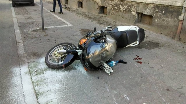 Wypadek miał miejsce krótko po godzinie 12.30 w samym sercu miasta, na skrzyżowaniu ulic Mazowieckiej i Sienkiewicza. Samochód osobowy audi zderzył się z motocyklem.
-&nbsp;Motocyklista został przewieziony do szpitala - mówi kpt. Aleksandra Starowicz, rzecznik prasowy Komendy Miejskiej Państwowej Straży Pożarnej w Bydgoszczy. - Na miejscu strażacy usuwają płyny eksploatacyjne, które wyciekły z uszkodzonego motocykla.

więcej zdjęć z miejsca zdarzenia ->