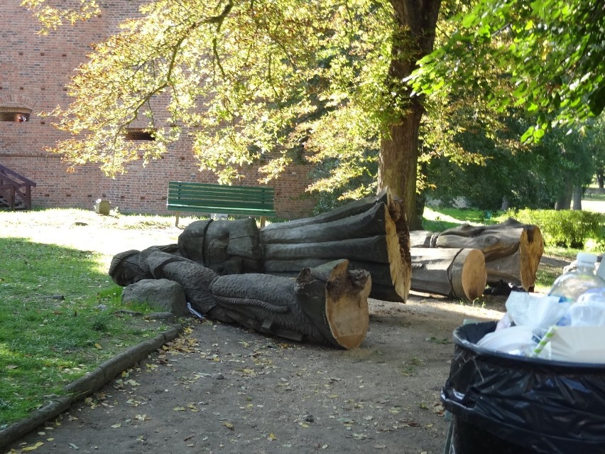 Przewrócone rzeźby rzeczywiście robiły wrażenie, że doszło...