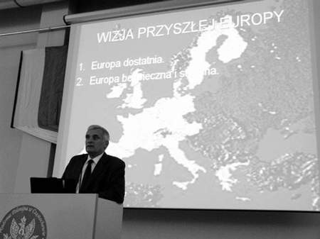 Wykładowca prof. dr hab. Jerzy Buzek przekonywał młodzież, że dążymy do Europy spokoju i dobrobytu.