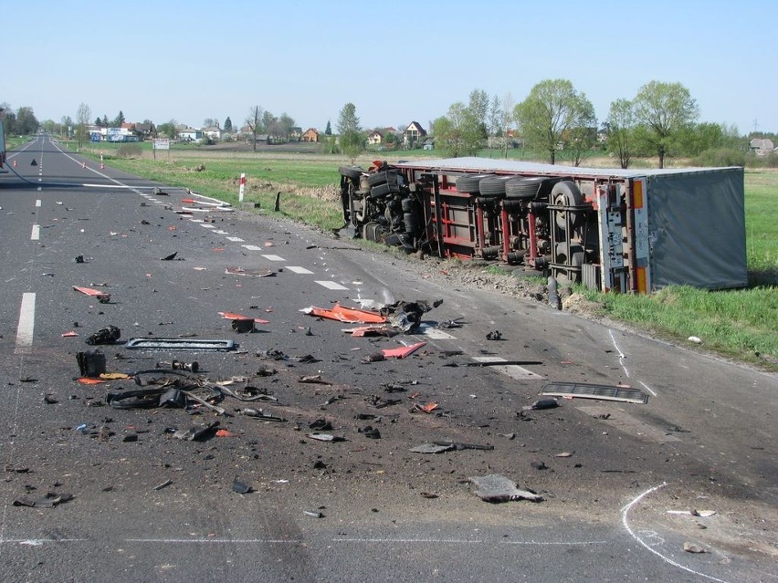 Łabuńki: Zderzenie opla z ciężarówką. Nie żyje 24-latek