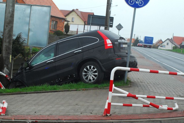 Wypadek w Cielczy: Wypadł z drogi i uderzył w słup