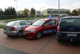 Kursantka nagle ruszyła na wstecznym. Ranny instruktor nauki jazdy, dwa uszkodzone samochody na parkingu WORD w Krośnie